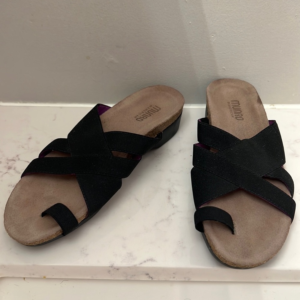 Munro American black toe stretchy strap sandals